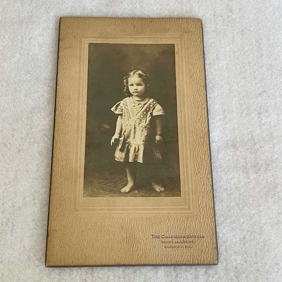 Antique Little Girl’s Apron With Photo of Original Owner Wearing It - Picture 2 of 16